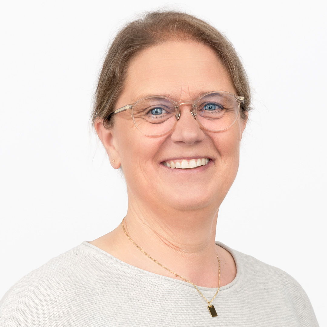 Augenoptikmeisterin Anette
Gödke sorgt fröhlich für schöne
Überraschungen im Team und ist
Expertin im Bereich Optik.
