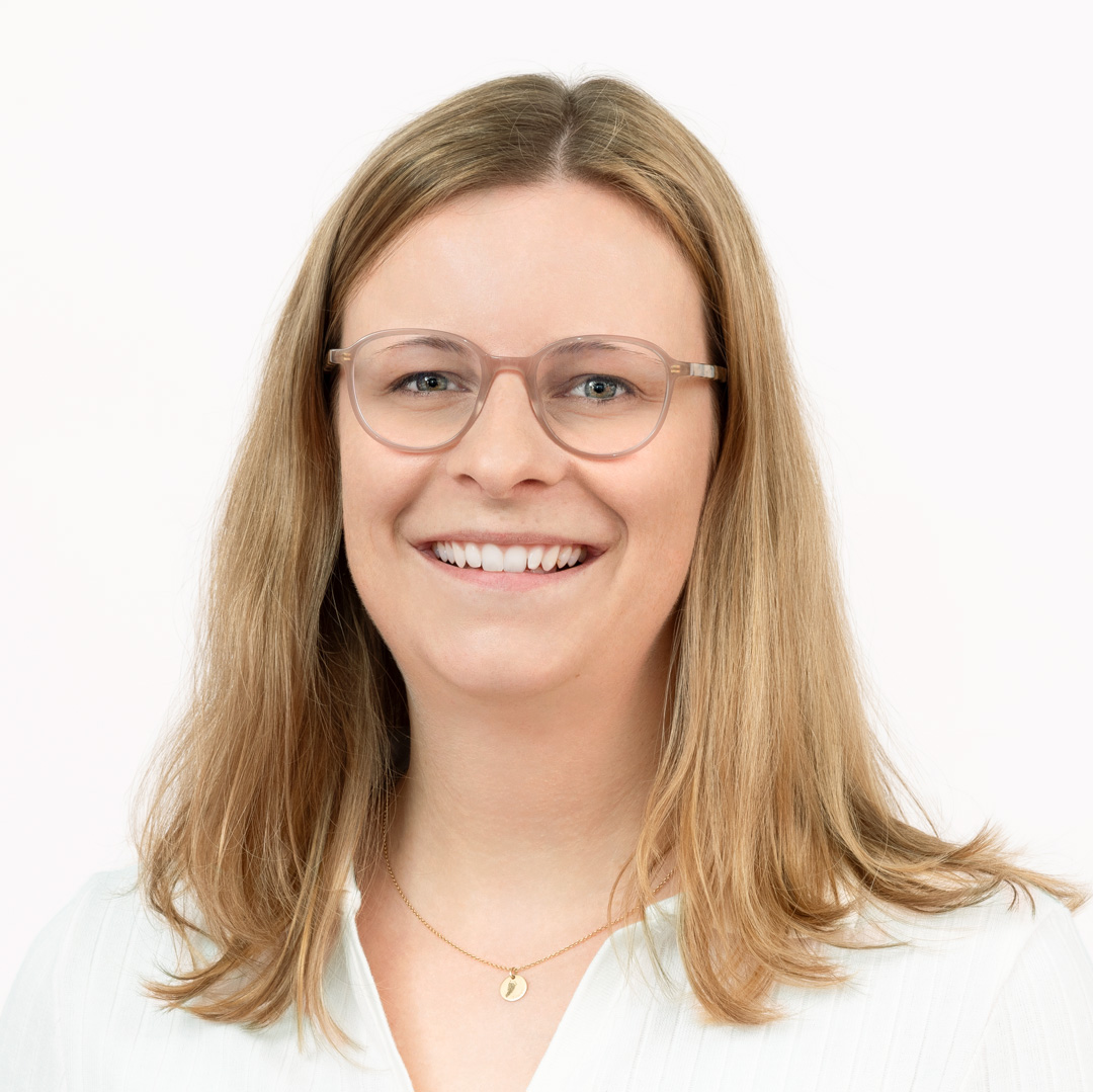 Augenoptikermeisterin Anne kl.
Arkenau strahlt Ruhe aus, liebt
schicke Brillen, modische Fassungen
und coole Sonnenbrillen.