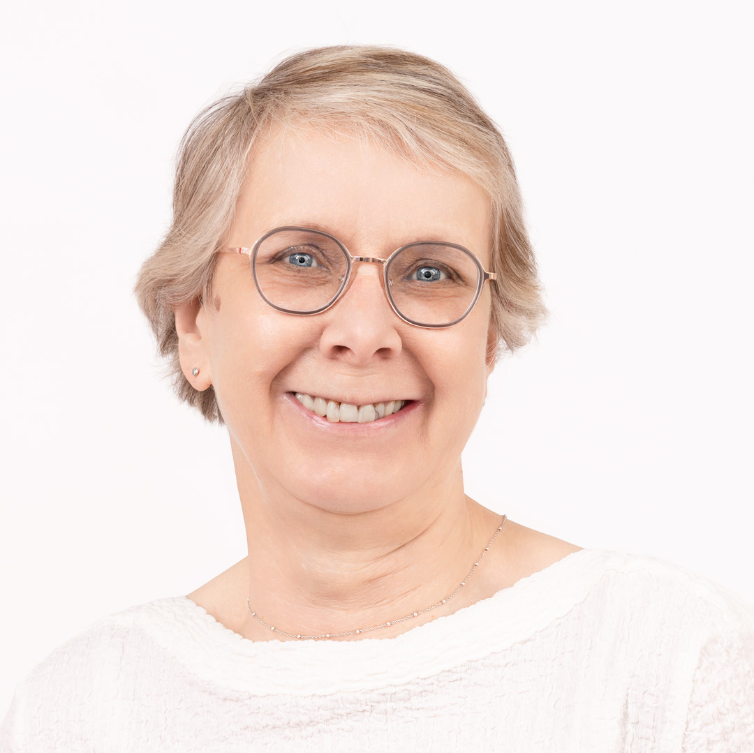 Dank ihres Organisationstalents
und der lebendig-positiven Art
behält Augenoptikerin Christine
Kock den Überblick im Büro.