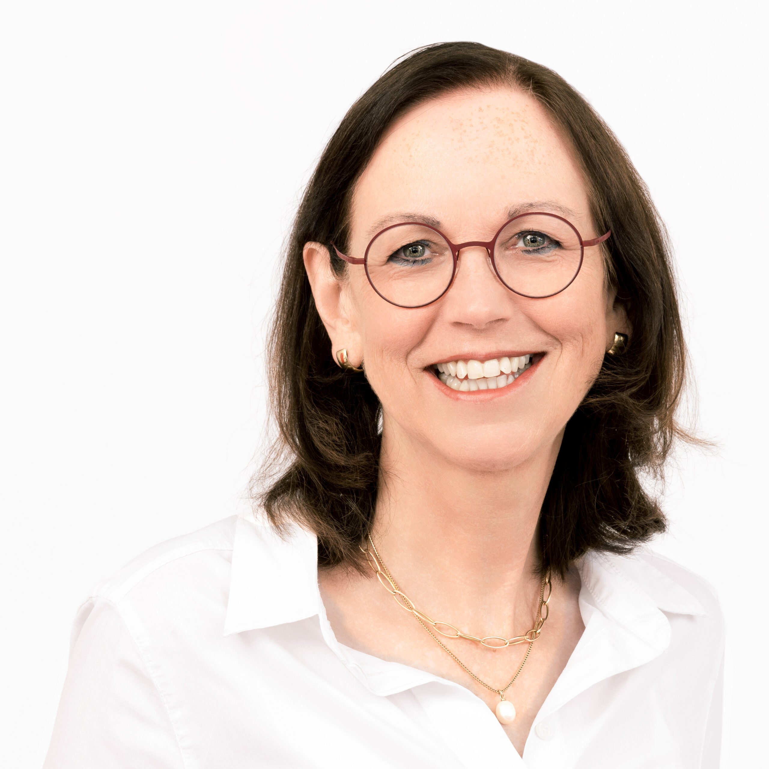 Herzlich, vergnügt, authentisch:
Claudia Brickwedde glänzt seit 38
Jahren mit Fach-Know-how rund
um Trauring, Uhren und Schmuck.