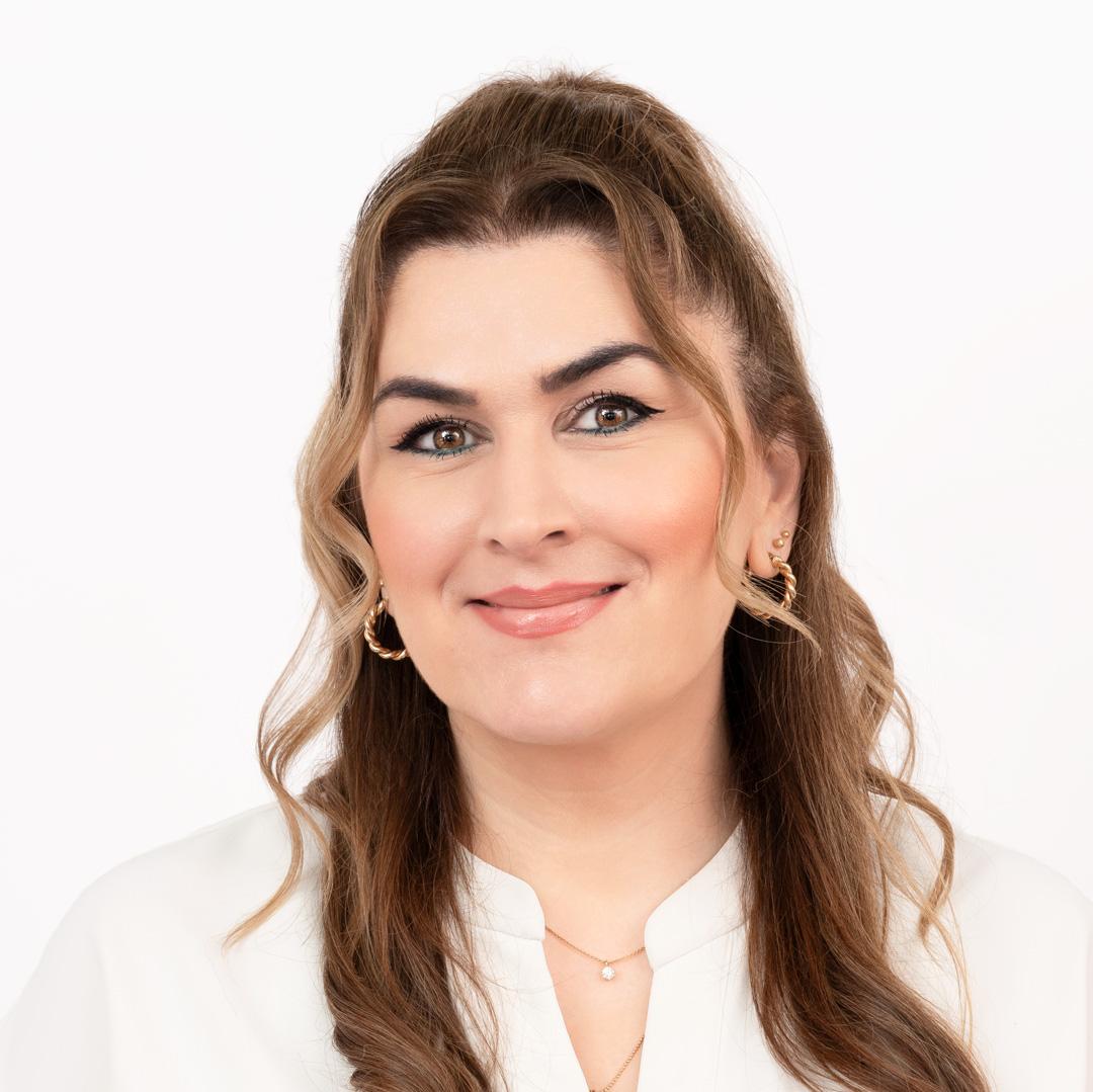 Derya Görgü begeistert
seit fast
30 Jahren mit Fachwissen an
hochwertigen Uhren, Zuverlässigkeit
und sympatischer Ausstahlung.