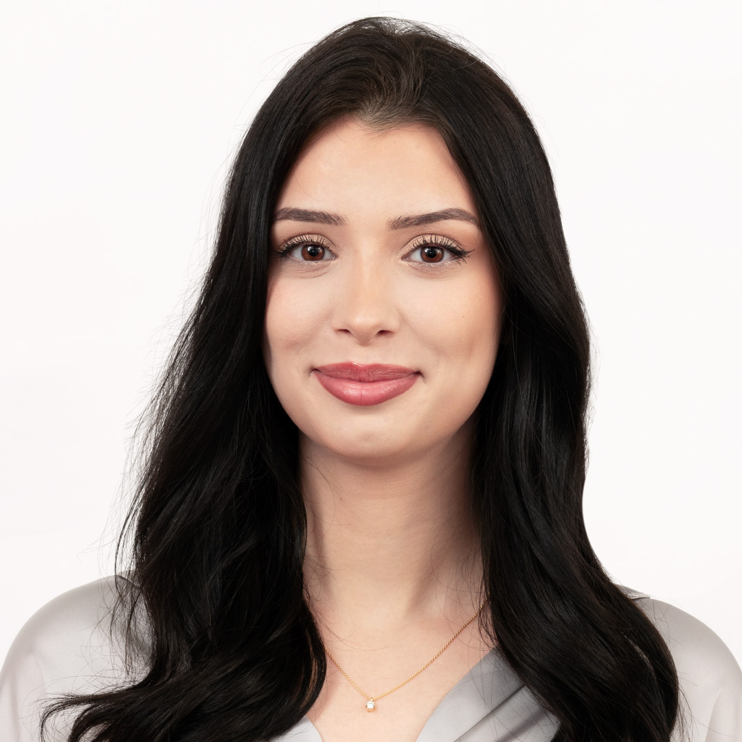 Nach erfolgreicher Ausbildung bei
Weiss freut sich Edda Yildirim, ihre
Passion für Schmuck und Schönes
auch im Beruf auszuleben.