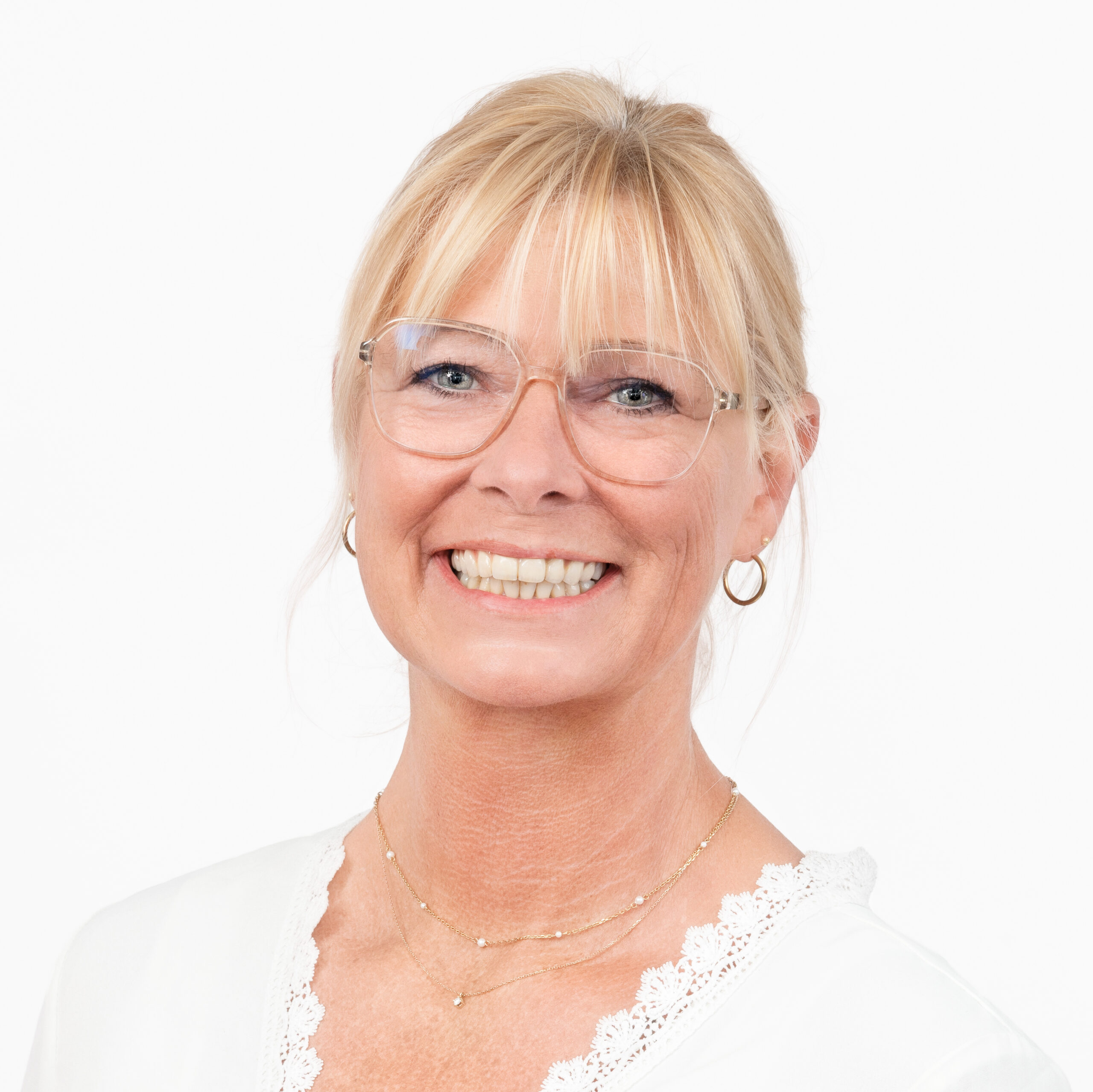 Mit frohem Mut und großer Fach- kenntnis arbeitet Iris Hohenadel am liebsten in unseren Abteilungen Werkstatt und Gravur.