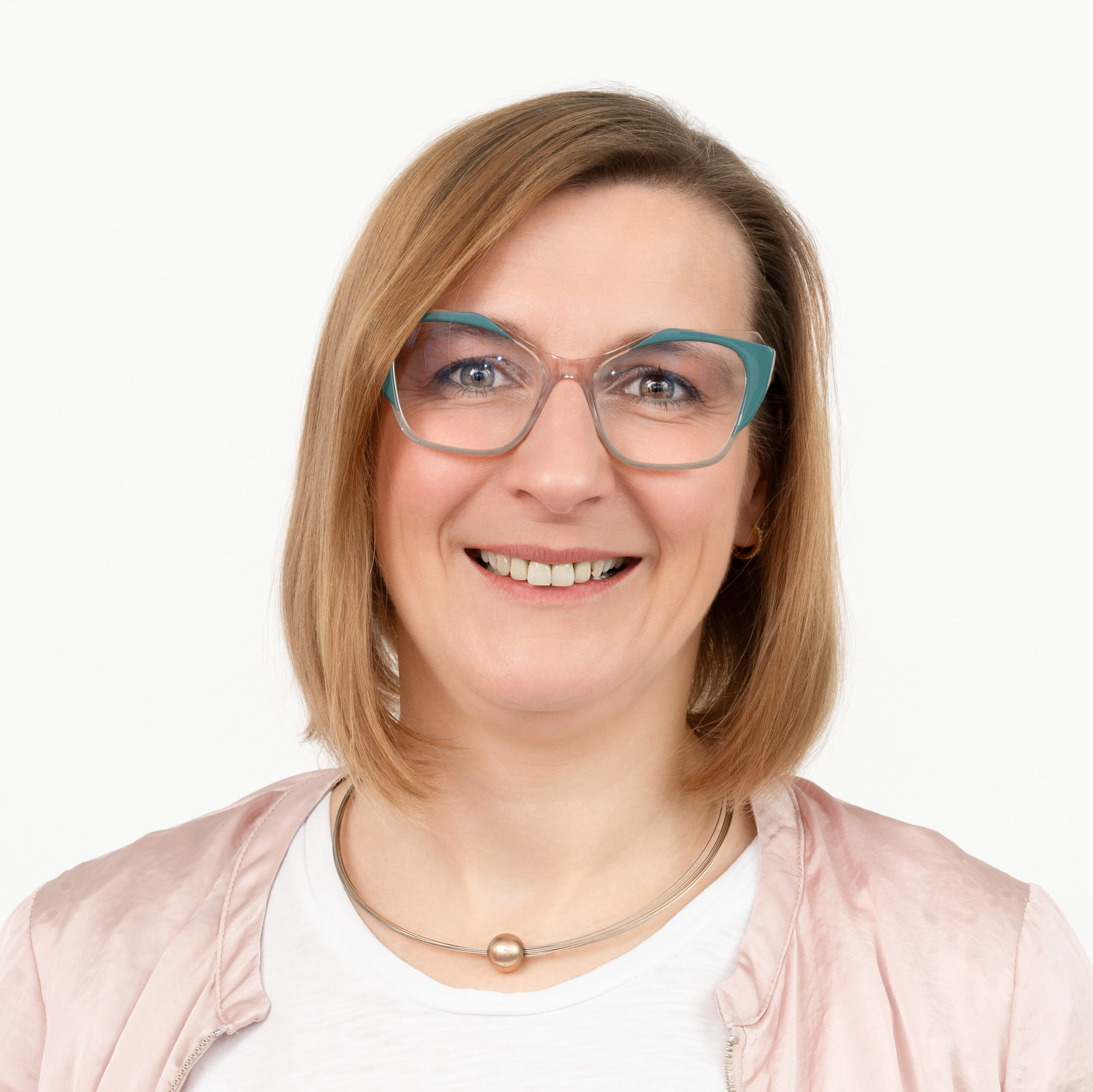 Augenoptikermeisterin Iris Thöle liebt Kaffee, außergewöhnliche Brillen und die Kundenbereiche Beratung, Anpassung & Reparatur.