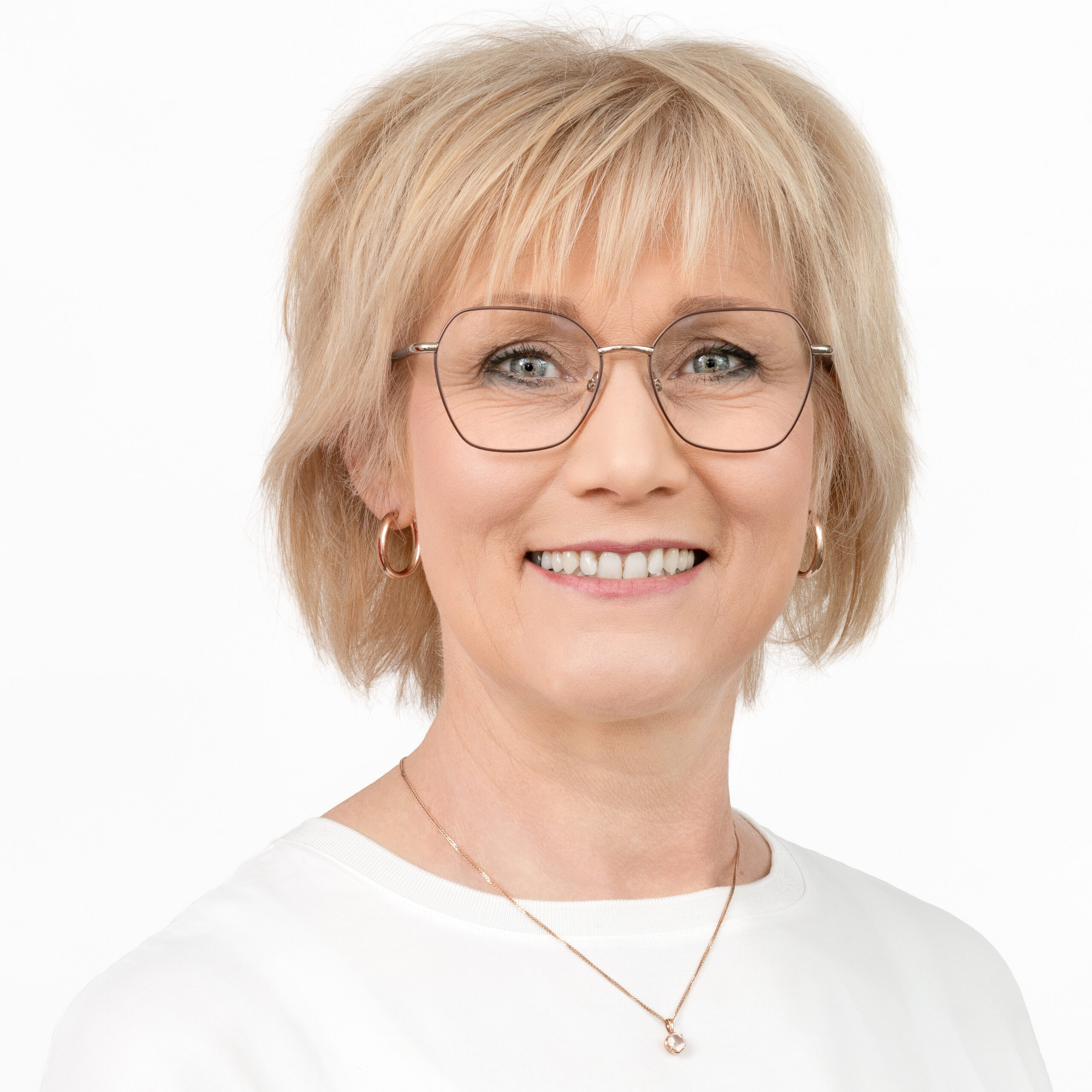 Sabine Hoping ist offen, lebensfroh und humorvoll und schätzt seit 2014 bei Weiss an sich alles – vor allem die Trauring-Beratung.