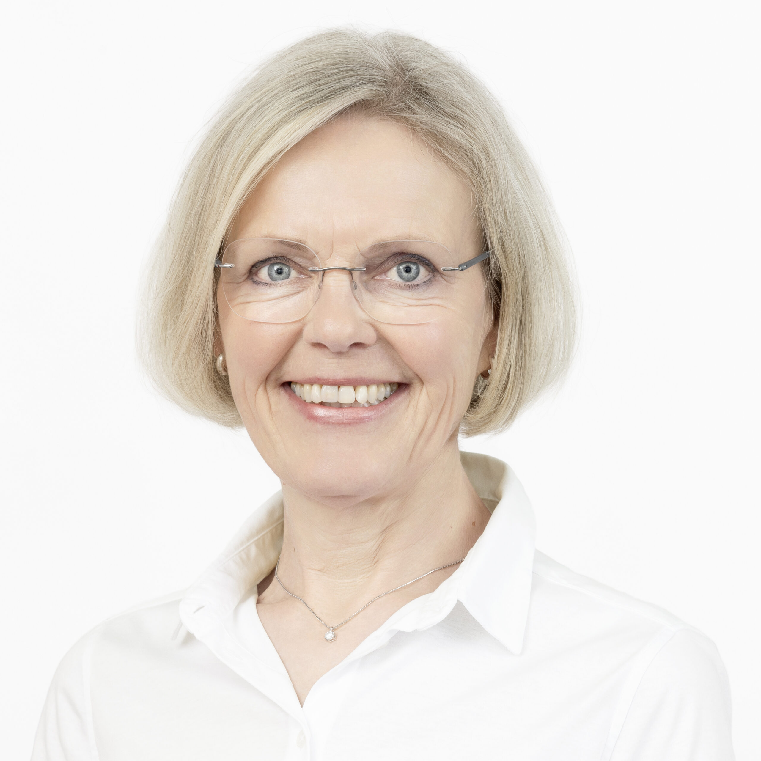 Ulrike Bokern ist seit 20 Jahren
dabei. Als erfahrene Optikerin und
Know-how in Uhren & Schmuck trifft
sie den richtigen Ton für Jung & Alt.